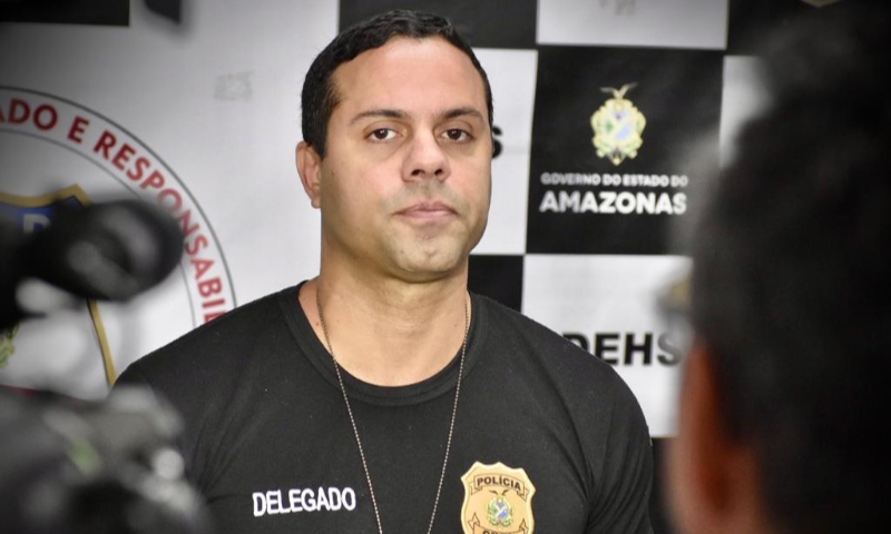 Delegado “amostradinho” se entrega e fica preso na sede da Delegacia Geral em Manaus