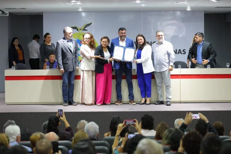 Wilson Lima assina protocolo para cientistas assessorarem Comitê de Enfrentamento à Estiagem