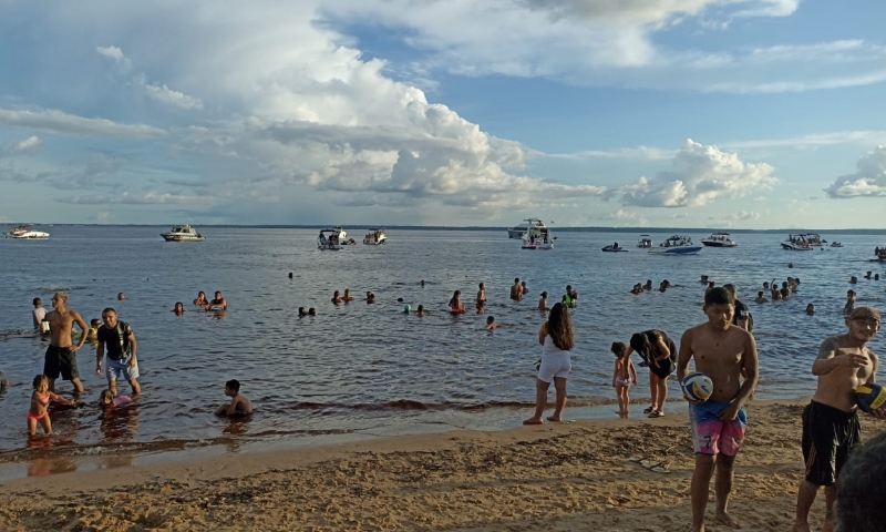 Especialistas reforçam que banhistas da Ponta Negra devem manter distância de embarcações no verão amazônico