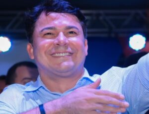 Keitton Pinheiro anuncia pagamento da 1ª parcela do 13º salário para servidores de Coari