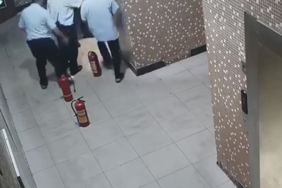 Pesadelo no Elevador: Explosão de bateria de bike elétrica carb0niz4 homem; veja vídeo