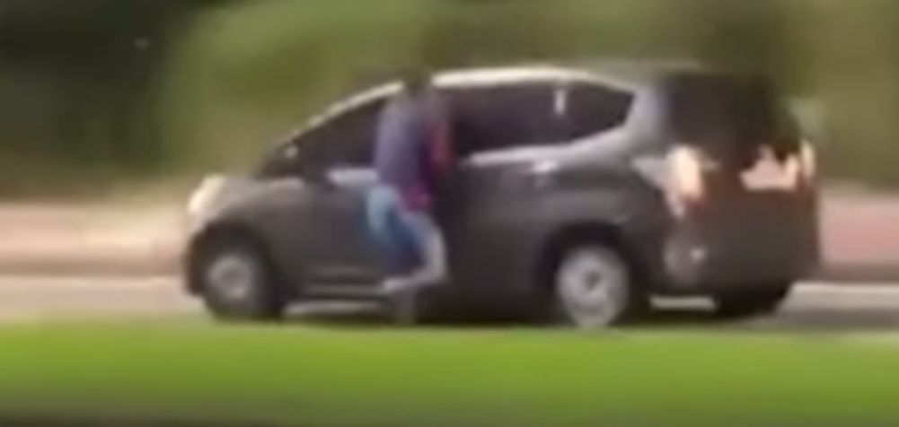 “Nunca mais vai roubar:” ladrão fica pendurado em carro durante assalto a motorista; veja vídeo