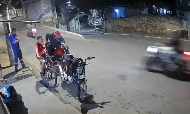 Vídeo chocante mostra momento em que motoqueiro m0rre durante colisão frontal