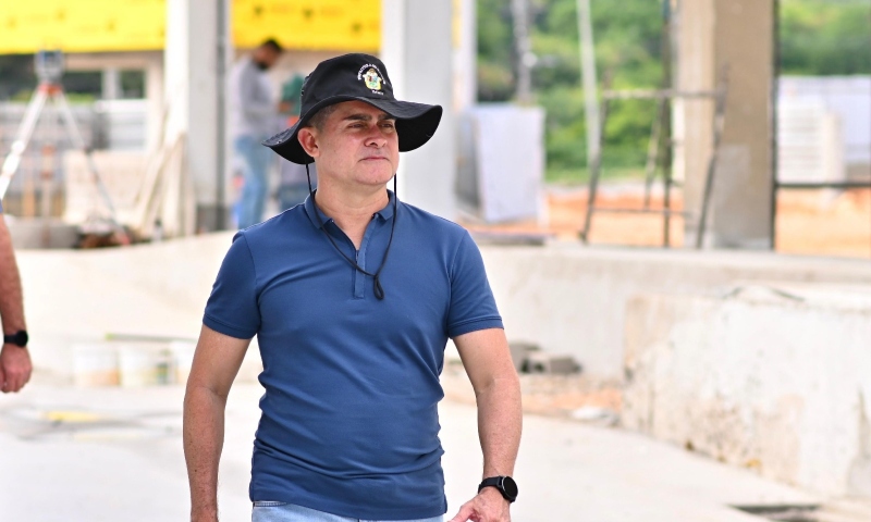 Prefeito David Almeida inspeciona avanço das obras de construção do Terminal de Integração 7