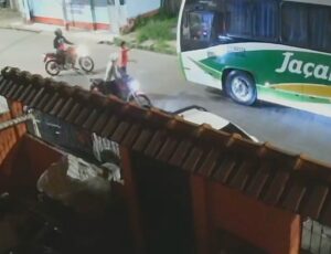 Assaltantes "tocam o terror" em ônibus de rota na zona Leste de Manaus; veja vídeo