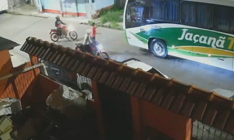 Assaltantes “tocam o terror” em ônibus de Rota na zona Leste de Manaus; veja vídeo