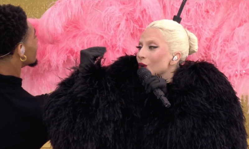 Lady Gaga brilha em abertura olímpica caótica; veja vídeo
