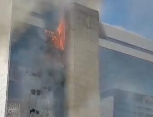 Prédio da OAB Nacional pega fogo em Brasília; veja vídeo