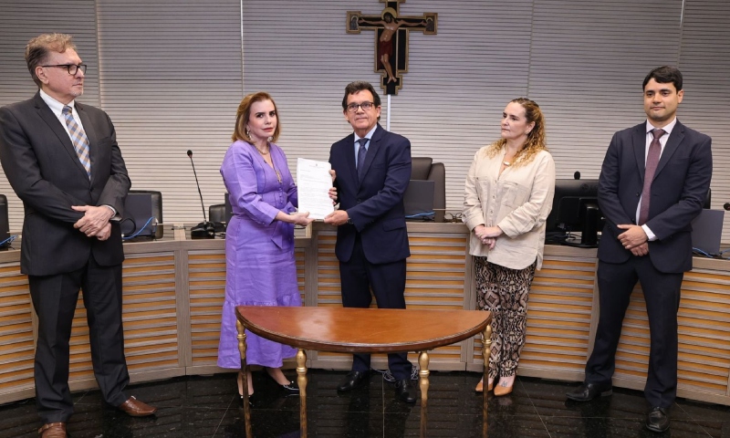 Presidente do TCE-AM entrega à Justiça Eleitoral a lista de gestores com contas reprovadas