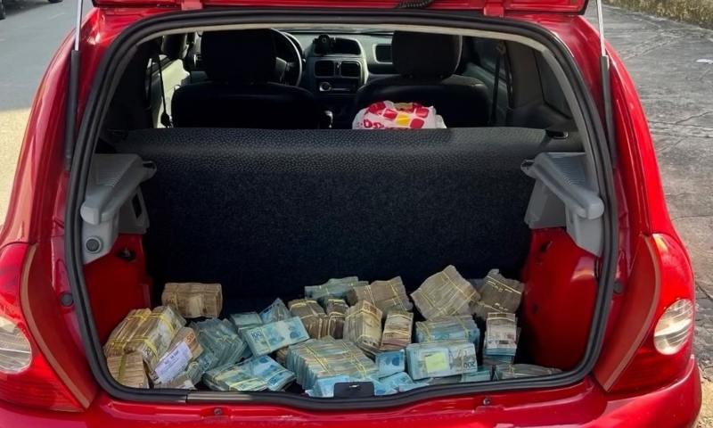 Polícia encontra R$ 1 milhão em porta-malas de carro abandonado