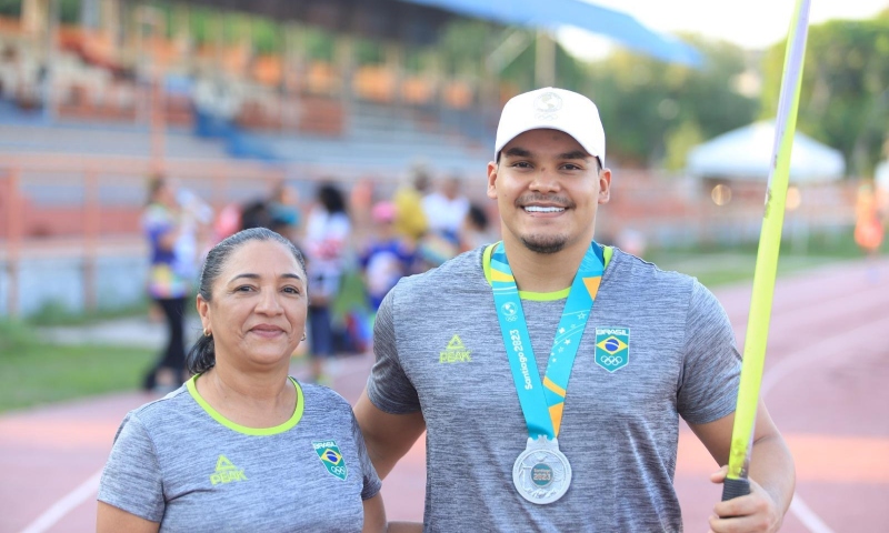 Governo do Amazonas envia professora Margareth Bahia para acompanhar Pedro Nunes em Paris 2024