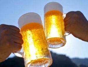 Dia Internacional da Cerveja homenageia os pais de Manaus nesse verão amazônico
