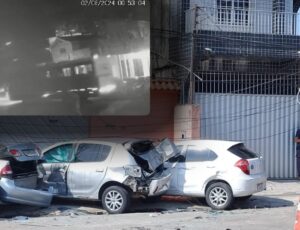 Veja momento em que ônibus desgovernado destrói carros e casas no bairro Petrópolis; vídeo