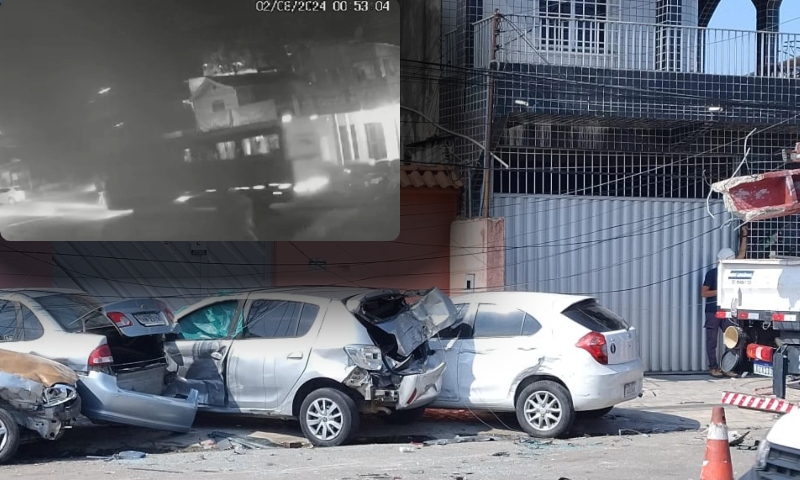 Veja momento em que ônibus desgovernado destrói carros e casas no bairro Petrópolis; vídeo