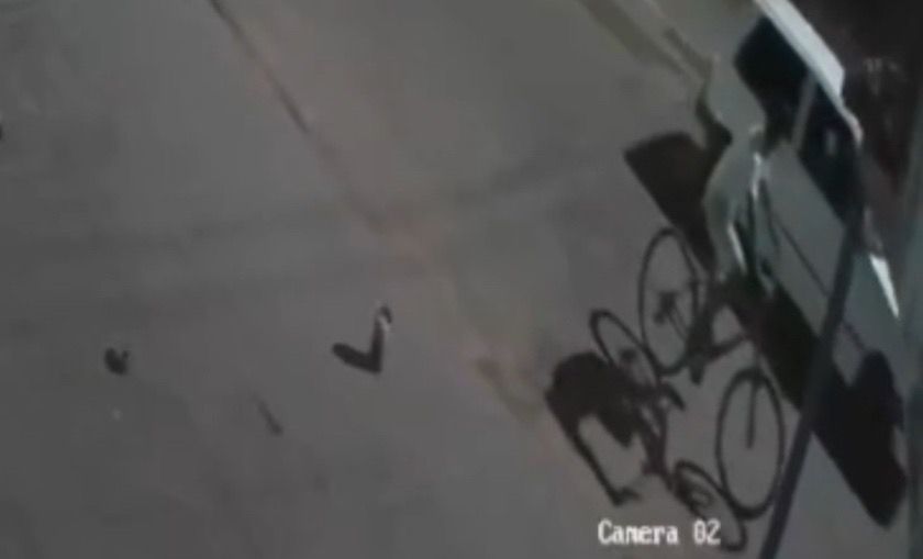 Tudo filmado: jovem tem c4b3ça est0ur4da a t1r0s enquanto andava de bicicleta; veja vídeo