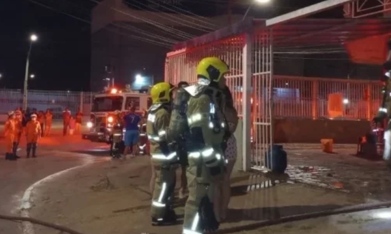Endem0niado, homem toca fogo na própria casa com família dentro enquanto grita que “Deus não existe”