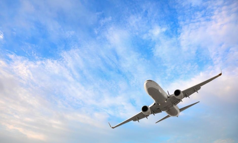 M0rto de bêbado, homem dá t4pa na mulher, faz x1xi e xinga tripulantes em avião