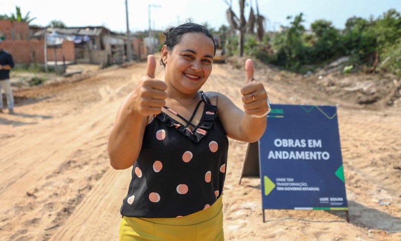 “Nós vamos sair da lama”, destaca moradora do Parque Solimões após chegada do programa Asfalta Amazonas
