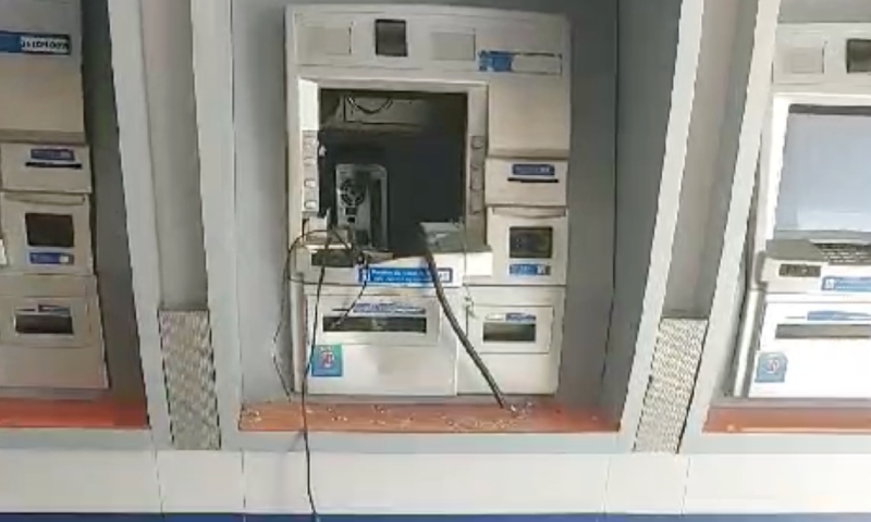 Bandidos invadem banco e arrombam caixa eletrônico de agência em Manaus; veja vídeos