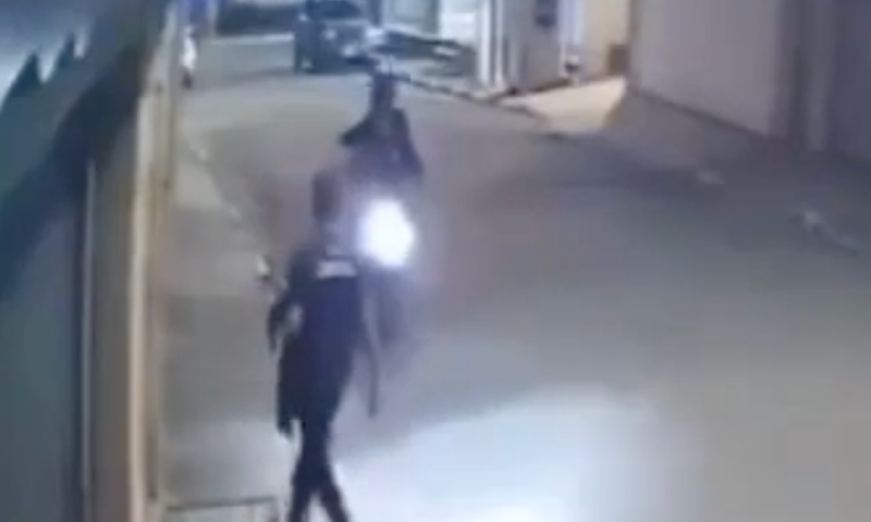 “Vai r0ubar no inf3rno”: vítima de assalto reage, pega arm4 de bandido e o m4ta a t1ros; veja vídeo