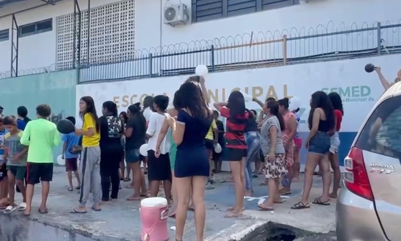 Familiares protestam em frente a escola após menino de 9 anos m0rrer espanc4do por colega de sala em Manaus