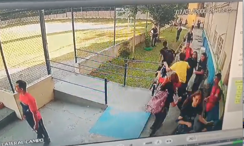 Urgente: veja momento que bandidos arm4d0s invadem escola e assaltam alunos em Manaus; veja vídeo