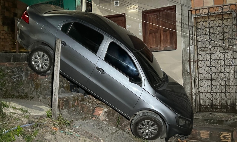 Motorista passa mal e carro cai em barranco no Tancredo Neves
