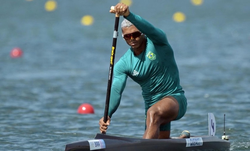 Isaquias Queiroz avança direto à semifinal da canoa individual