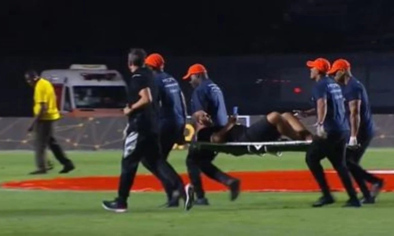 Torcedor do Vasco quebra o pé ao cobrar pênalti em ação de marketing e sai do campo de maca; veja vídeo