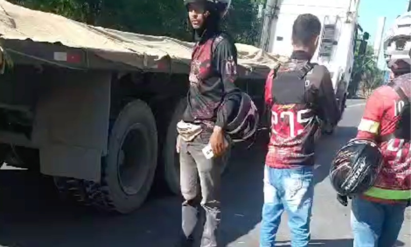 Urgente: motoqueiro m0rre em grave ac1dente com carreta no Distrito Industrial; veja vídeo