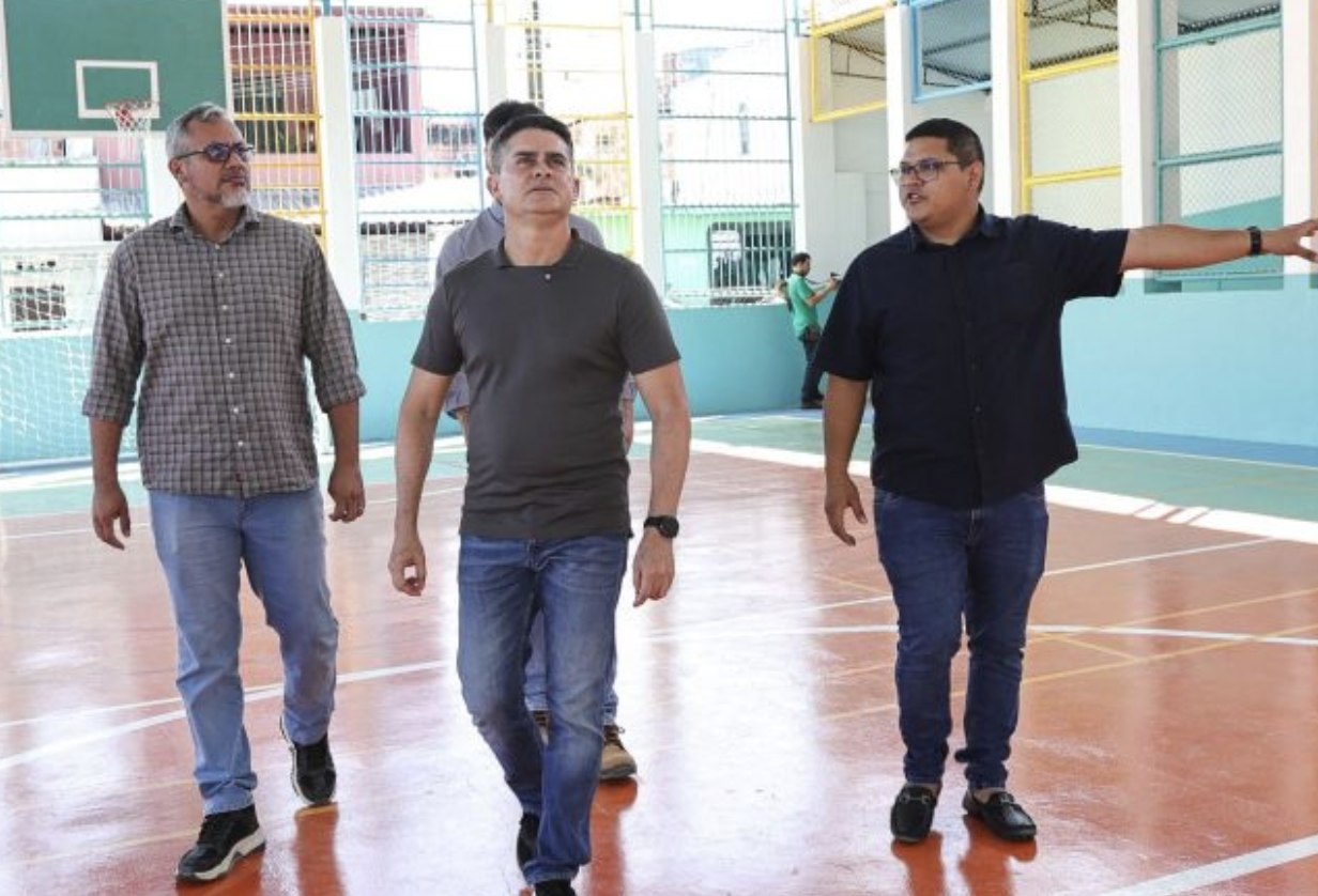 Prefeito David Almeida visita quadra reformada que será entregue para população do bairro Presidente Vargas