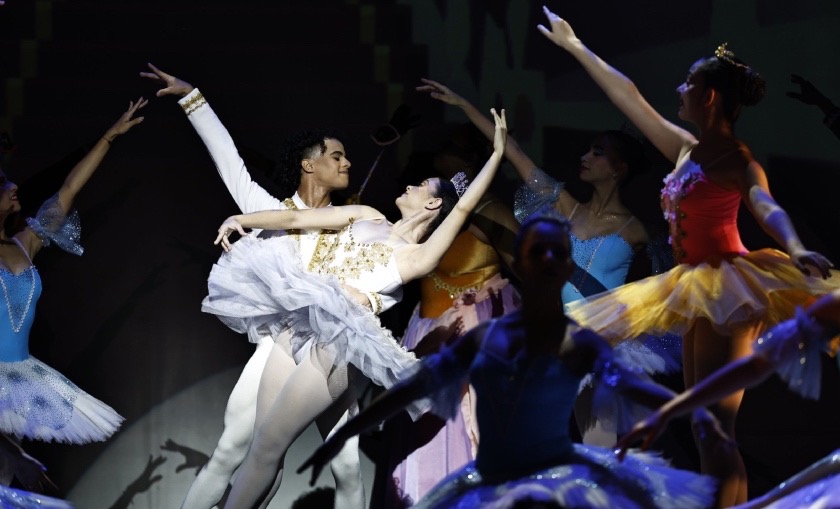Balé Cinderela se apresenta no Teatro Amazonas nesta quinta-feira (8)