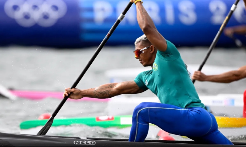 Isaquias conquista medalha de prata e fica atrás só de Rebeca como maior medalhista do Brasil