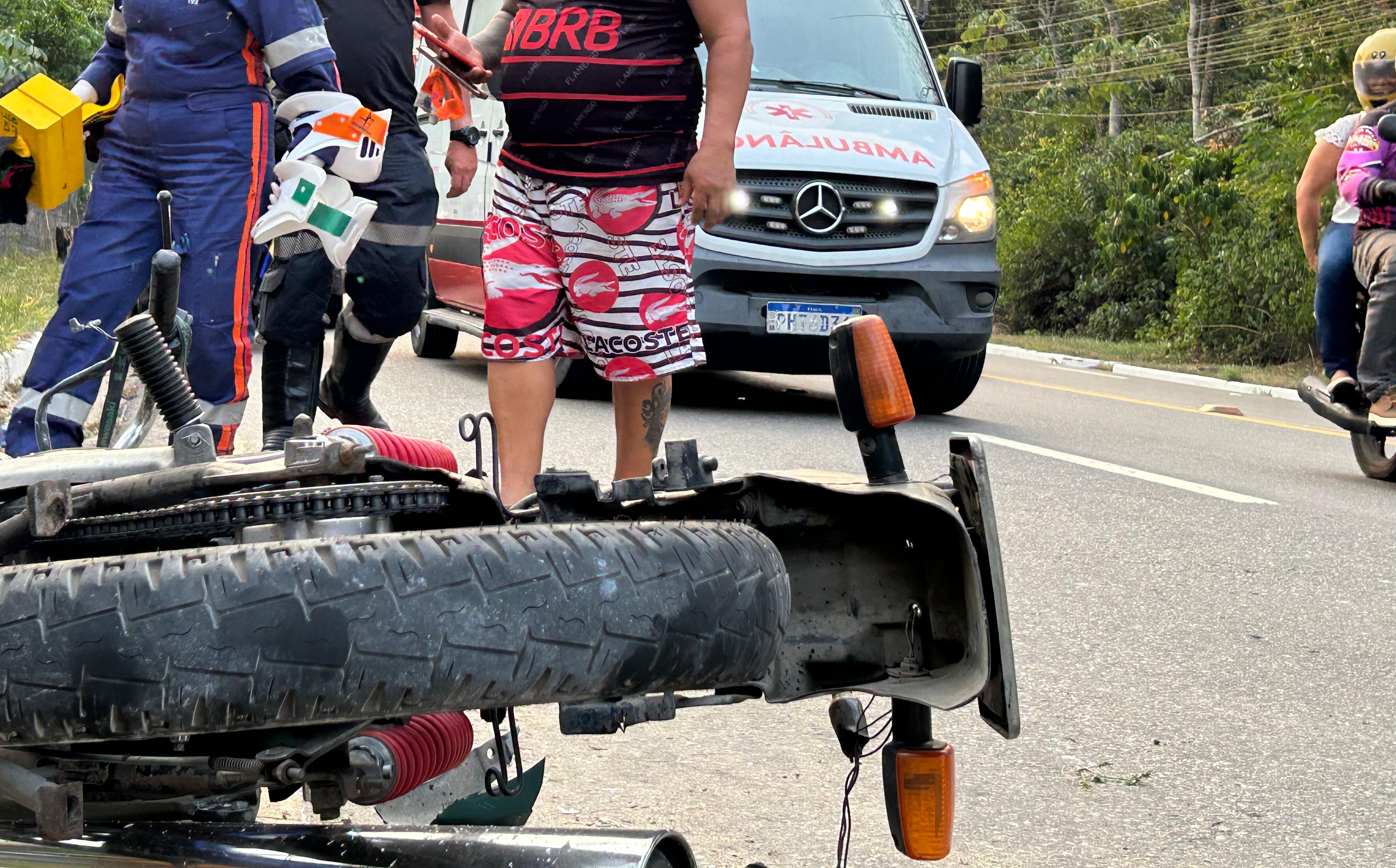 Urgente: grave ac1dente deixa motoqueiro e passageiro ferid0s no Tarumã