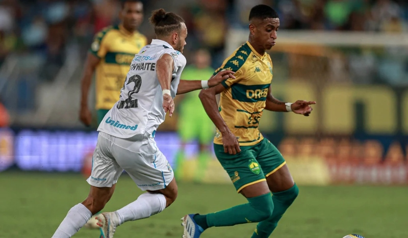 Depois de gol contra, Braithwaite decide e Grêmio vence Cuiabá no Campeonato Brasileiro
