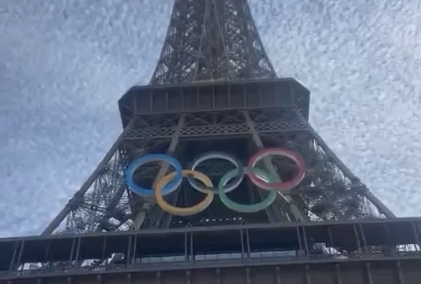 Homem é flagrado escalando Torre Eiffel antes do encerramento das Olimpíadas; veja vídeo