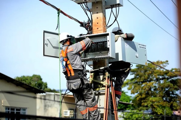 Serviços de manutenção da rede elétrica deixam bairros de Manaus sem energia nesta segunda-feira (12)