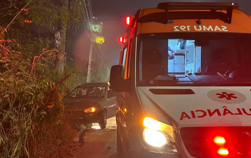 Motorista perde controle de veículo e carro capota na Av. Dos Oitis