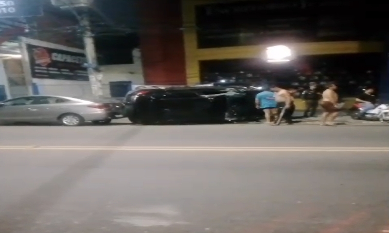 Carro capota após bater em motociclista na Cachoeirinha