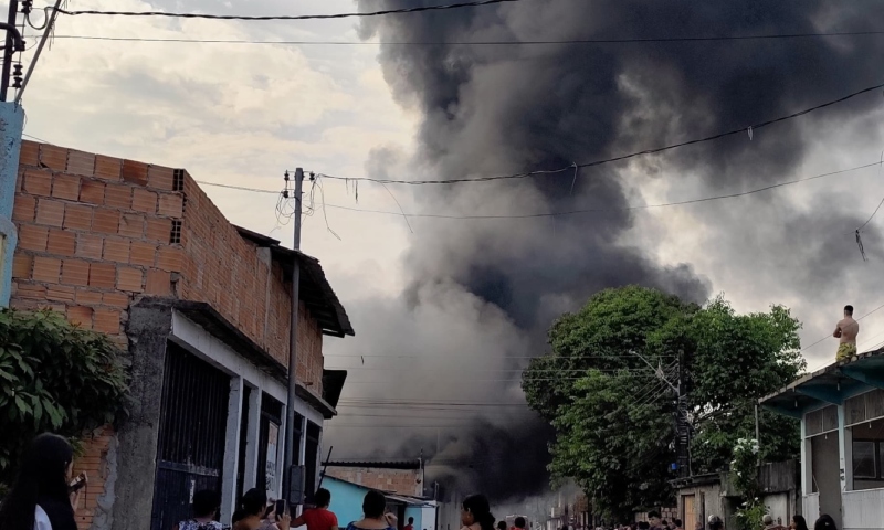 Incêndio de grandes proporções destrói fábrica em Manaus; veja vídeos