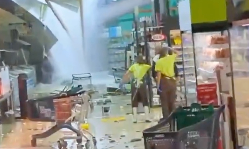 Teto de supermercado desaba e deixa clientes em pânico; veja vídeo