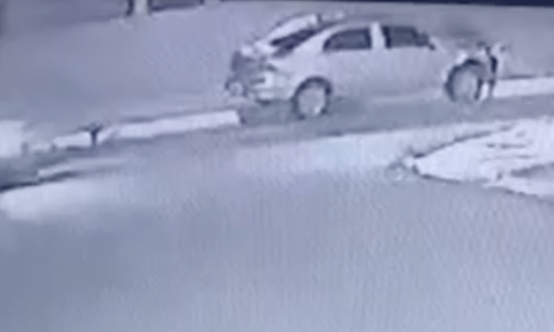 Veja momento em que carro desgovernado derruba poste durante acidente em Manaus
