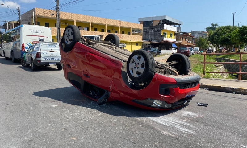 Carro capota durante ac1dente no bairro Alvorada; veja vídeo