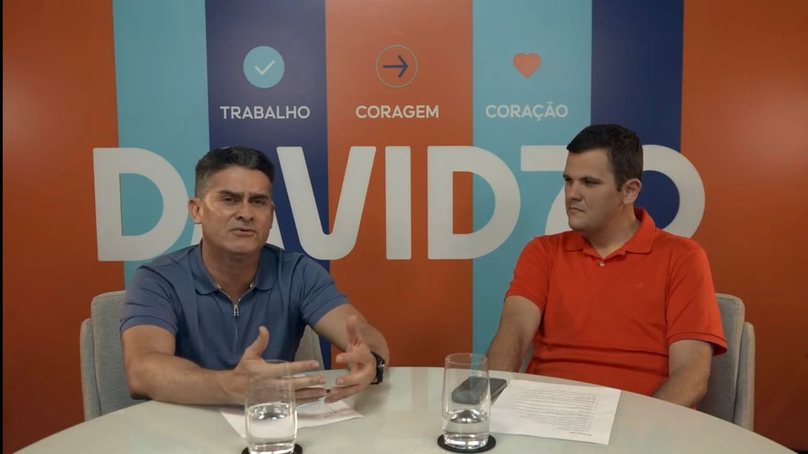 ”Sabemos o que a população precisa, porque viemos do povo”, afirma David Almeida ao lado de Renato Jr durante live
