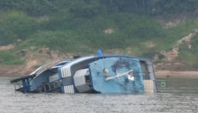 Barco afunda após acidente no interior do Amazonas; veja vídeo