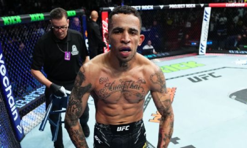 Brasileiro Carlos Prates impressiona e leva chinês à lona com nocaute no UFC 305