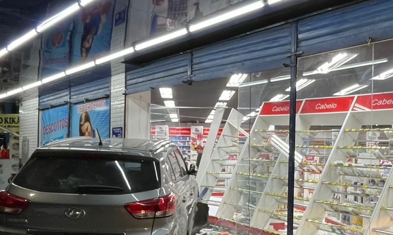 Carro desgovernado destrói vidraça de drogaria no Nova Cidade