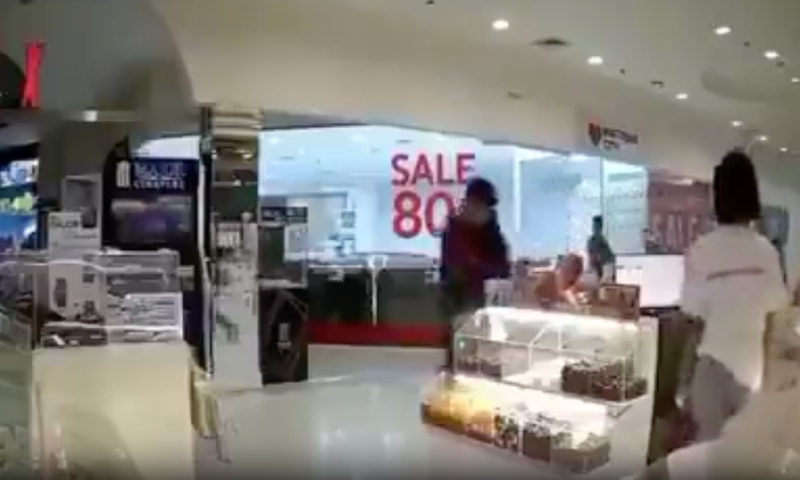 Inacreditável: jovem é esf4qu3ada até a m0rte enquanto trabalhava em shopping; veja vídeo