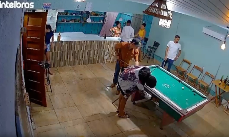 Tudo filmado: veja momento que homem é m0rt0 por vários ‘amigos de bar’