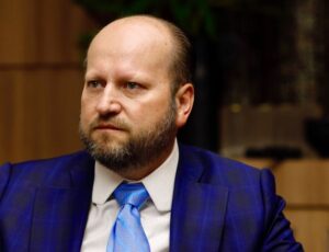 Dano moral por cestas de serviços bancários pode se arrastar por anos com recurso de bancos ao STJ e ao STF